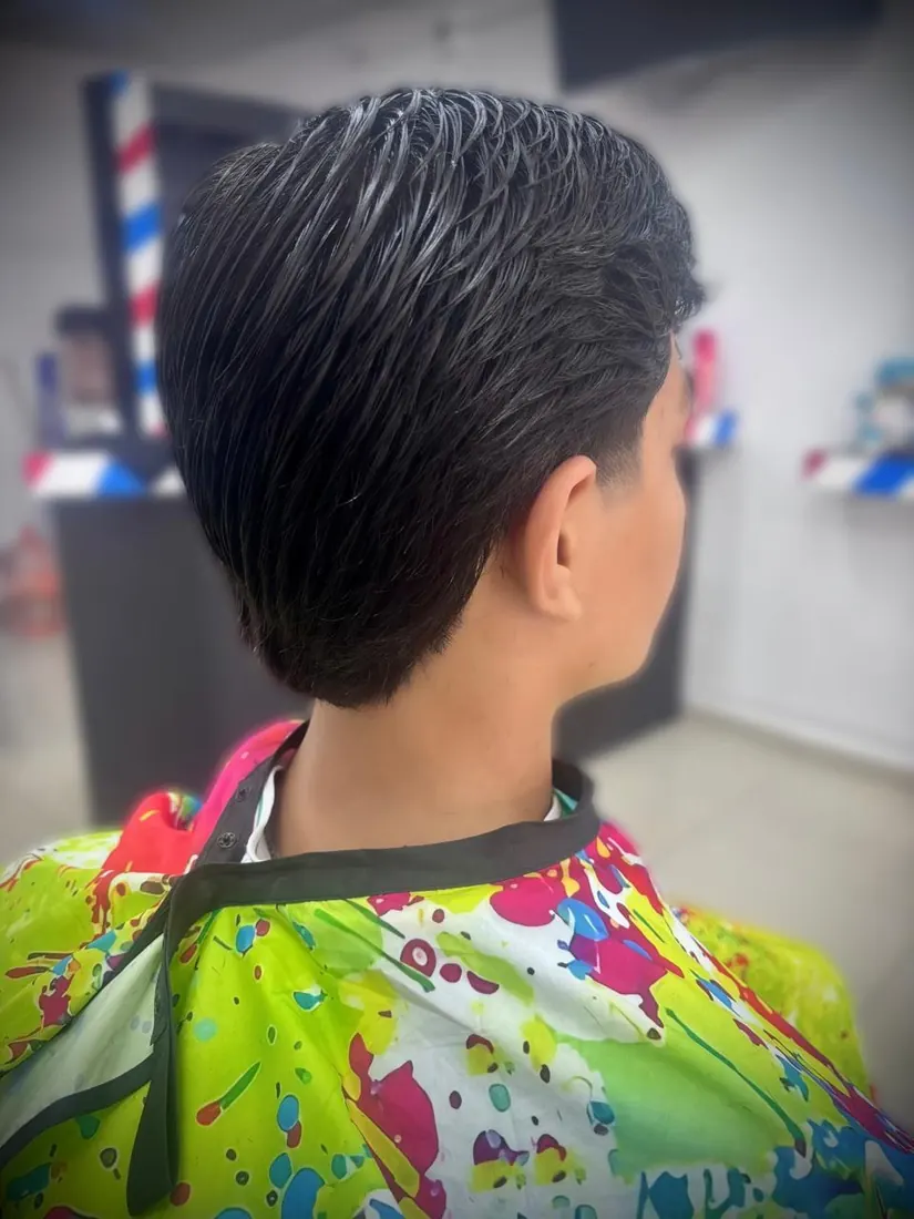 Corte para niño peinado hacia atrás