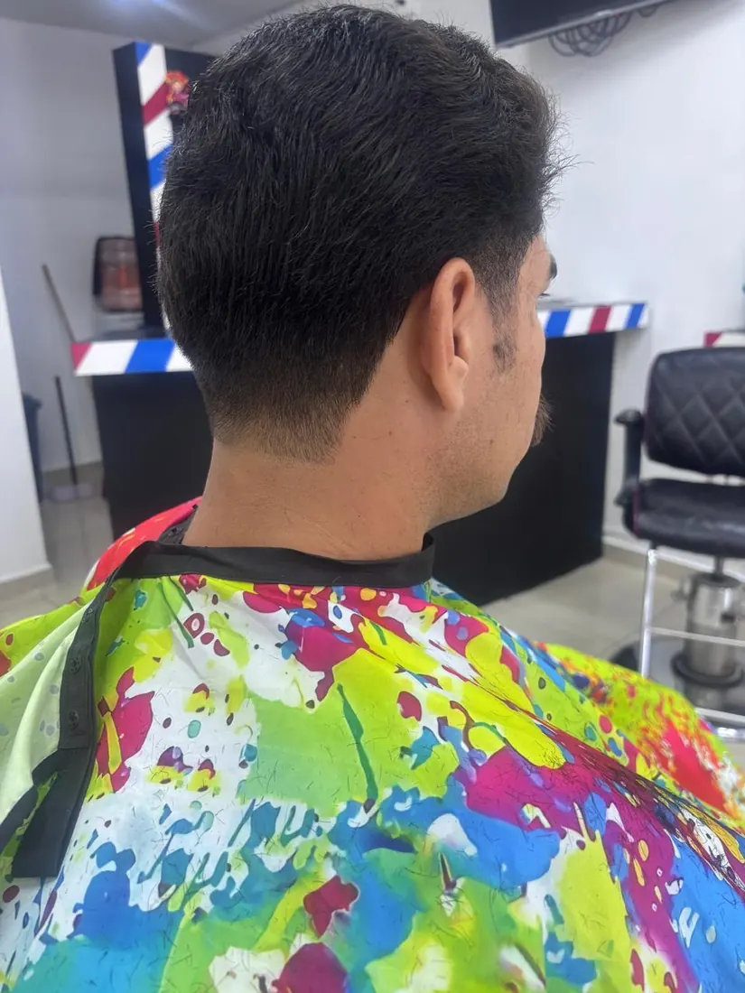 Corte clásico con tijera y navaja